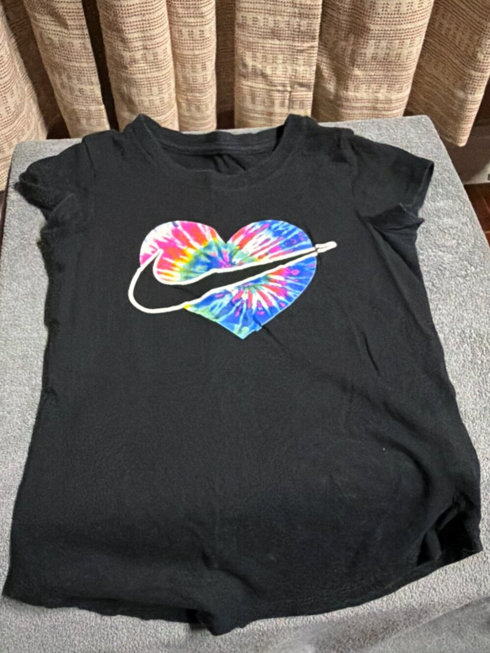 Nike T-shirt Black Shirt with a heart — Size 6
